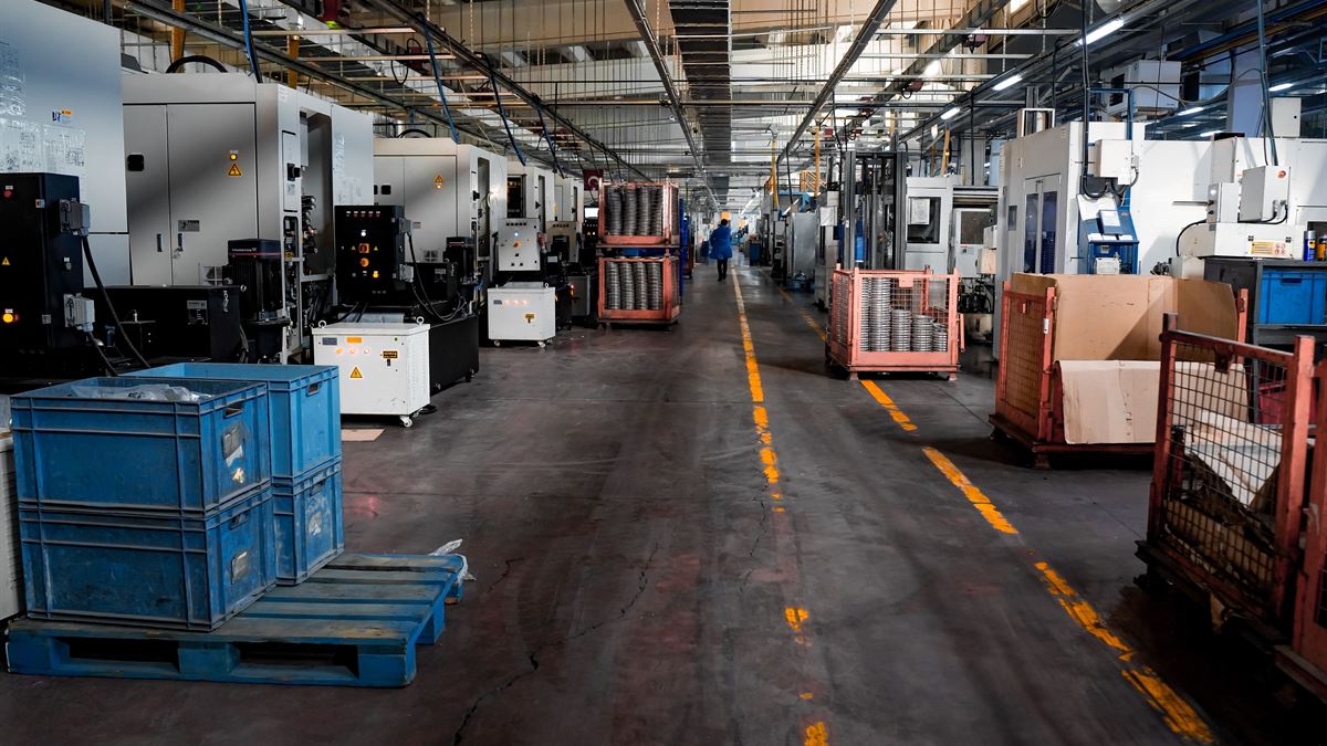 Fabrika içinde sıralanmış üretim makineleri