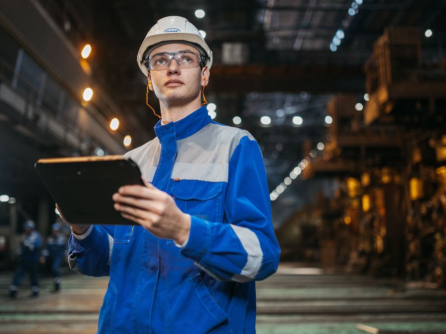 Sahada tablet üzerinden ölçüm değeri kaydeden mühendis