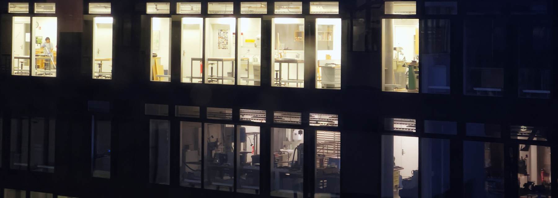 Akşam saatinde ışıkları hâlâ yanan ofis katları